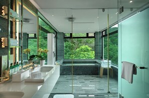 Suite | Salle de bain | Baignoire et douche séparées, baignoire relaxante profonde