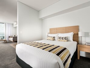 1 Bedroom - Ocean Sunset | Premium bedding, pillow-top beds, in-room safe, desk - Be. Fremantle (Fremantle)