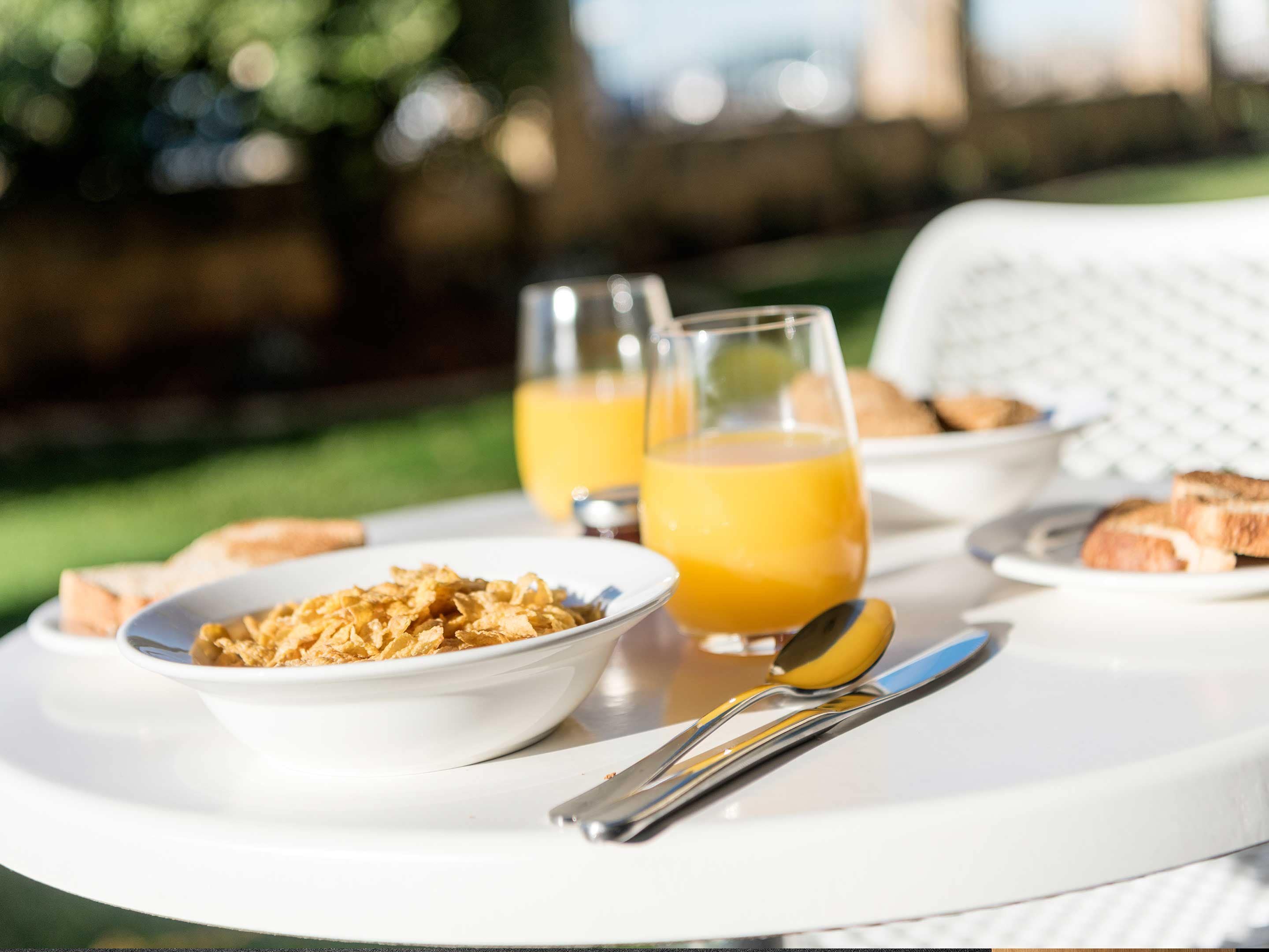 Desayuno continental (AUD 12 por persona) 