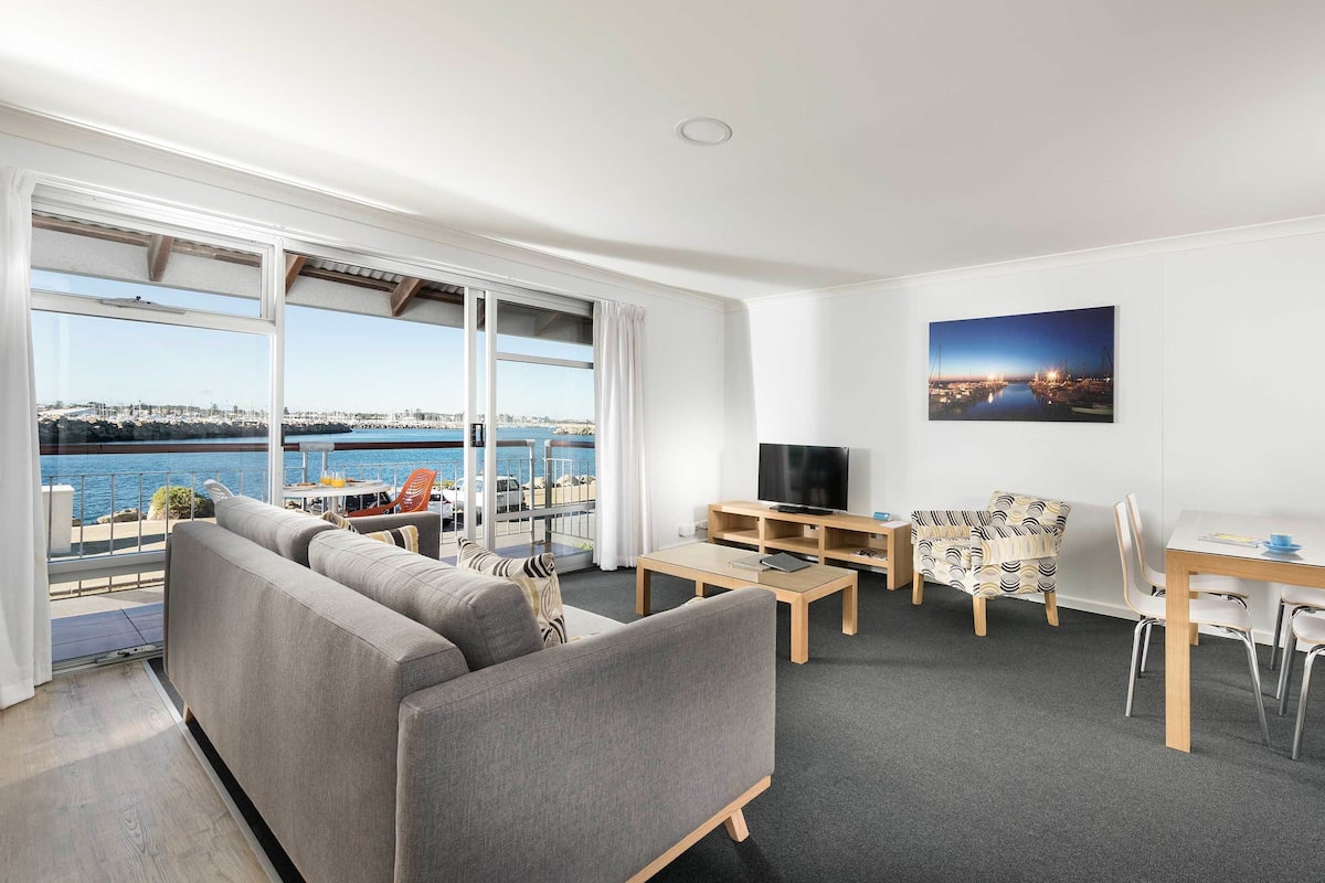 Apartamento, 1 habitación, vistas parciales al mar | Zona de estar | Una Smart TV