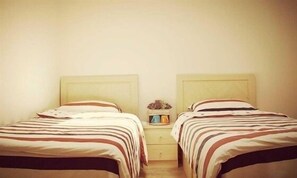 Desk, free WiFi - Qingdao Yuezhu Topic Hostel (Qingdao)