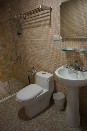Habitación cuádruple | Baño | Regadera, amenidades de baño gratuitas, secadora de cabello, pantuflas