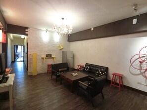 Departamento familiar | Área de sala de estar | Televisión LED de 32 pulgadas con canales por cable y televisión