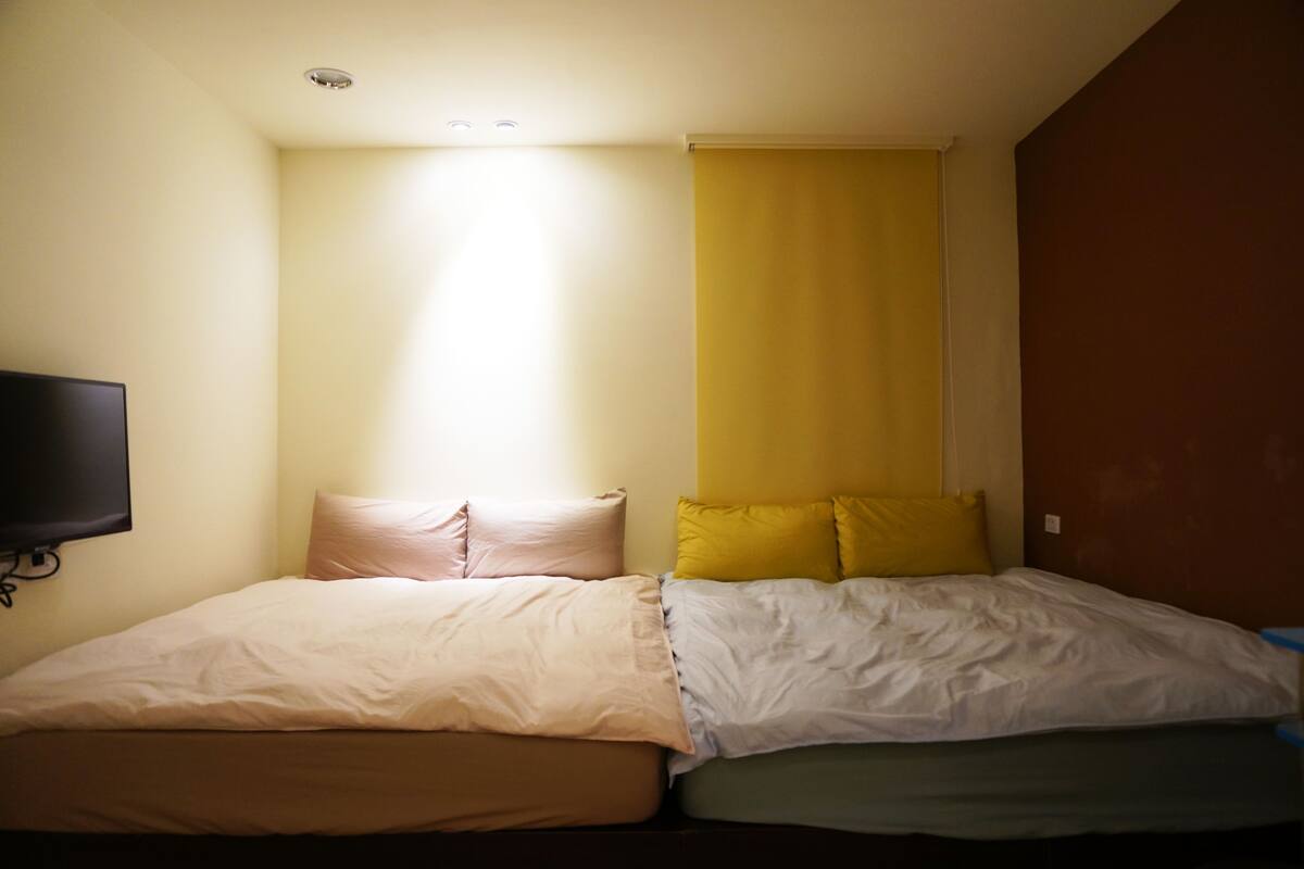 Habitación cuádruple | Edredón, decoración personalizada y wifi gratis