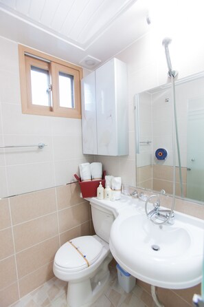 Toalettartikler (inkludert), hårføner og tøfler