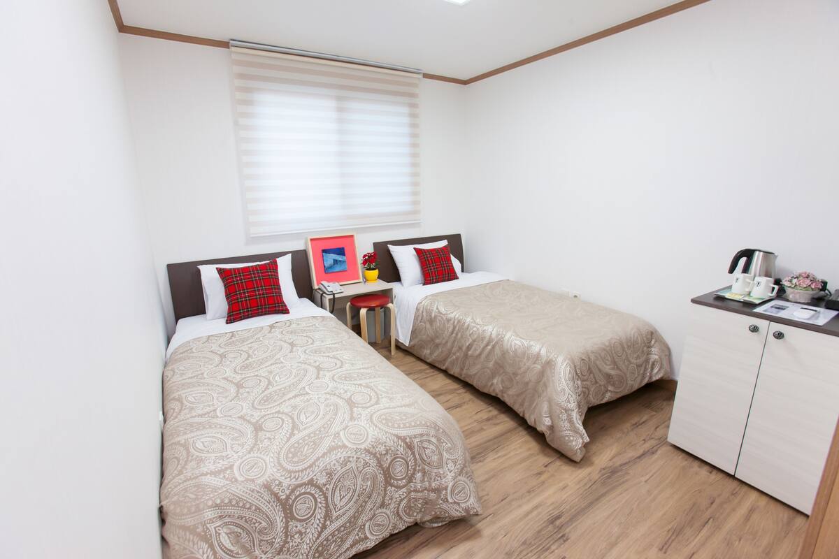 Standard Twin Room | In-room safe, desk, soundproofing, iron/ironing board (on request)