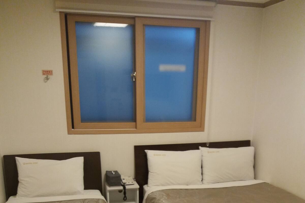 Family Twin Room | In-room safe, desk, soundproofing, iron/ironing board (on request)
