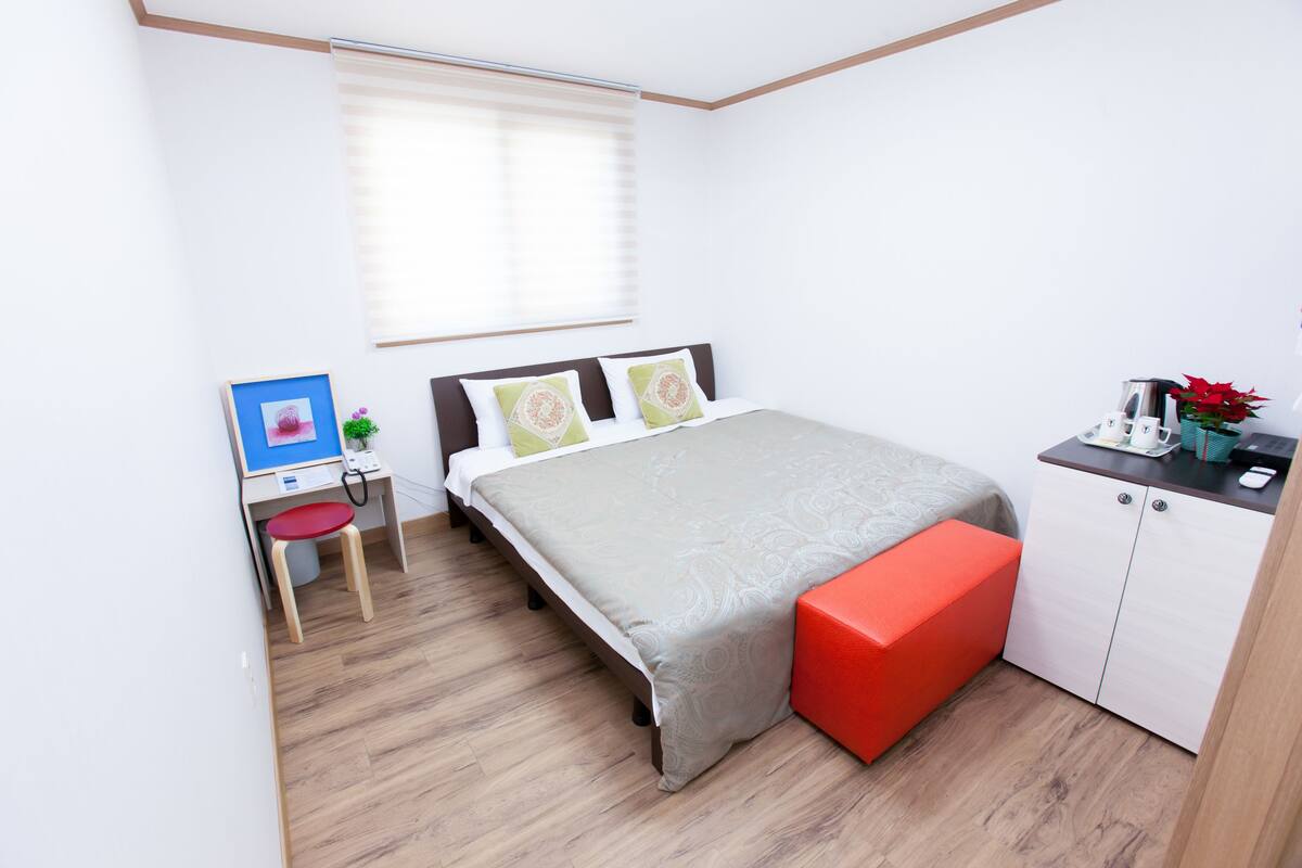 Standard Double Room | In-room safe, desk, soundproofing, iron/ironing board (on request)