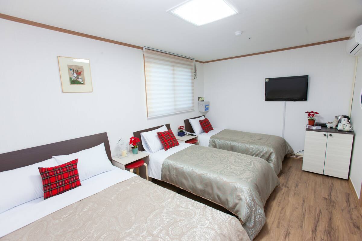 Triple Room | In-room safe, desk, soundproofing, iron/ironing board (on request)