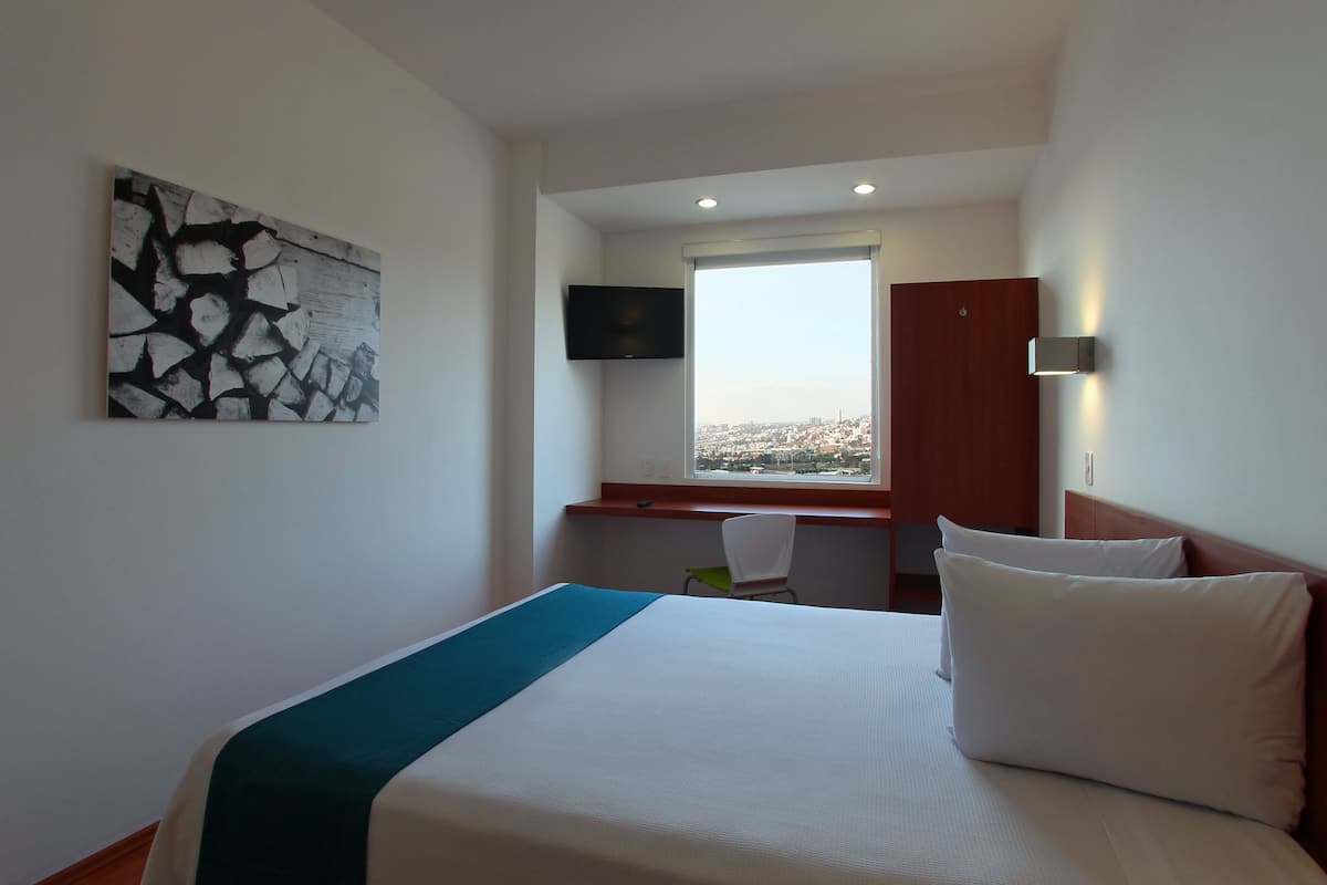 Habitación superior, 1 cama Queen size | Escritorio, wifi gratis y ropa de cama
