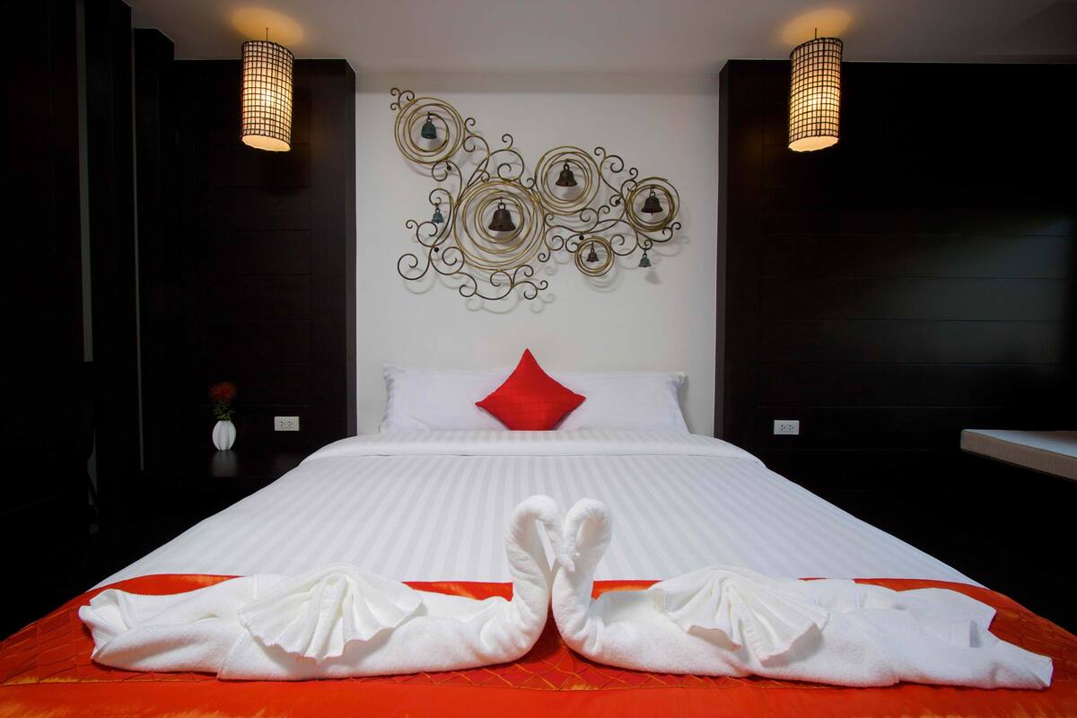 Premium bedding, pillow-top beds, minibar, in-room safe