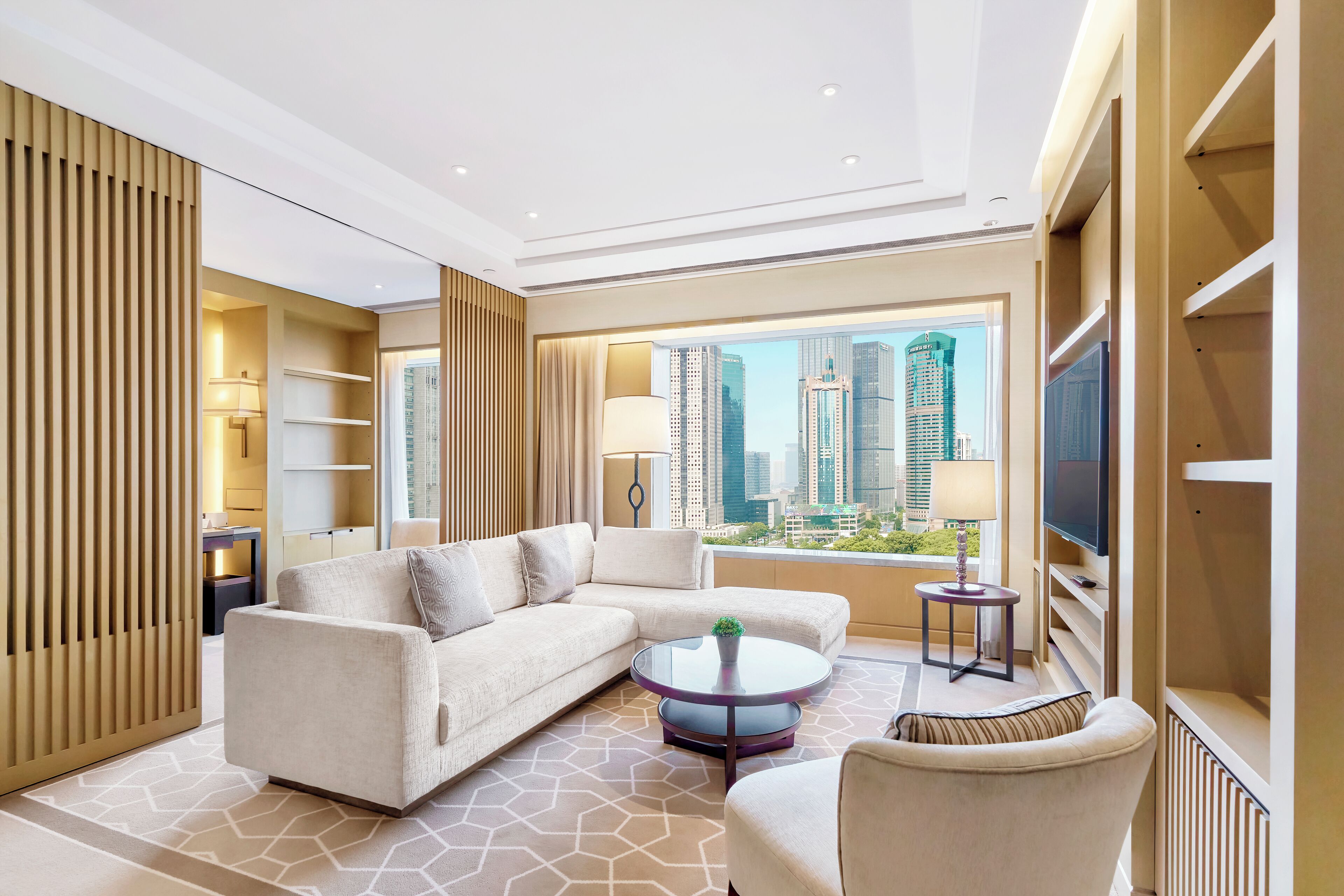 Deluxe suite, 2 slaapkamers | Woonruimte | Flatscreentelevisie, een dvd-speler en een iPod-dock