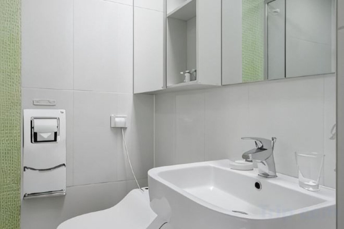 Douche, articles de toilette gratuits, sèche-cheveux, chaussons