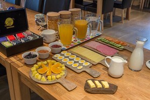 Breakfast (EUR 17 per person)