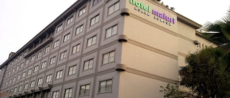 Un edificio de hotel de varios pisos con un cartel que dice 'hotel maluri Kuala Lumpur'.