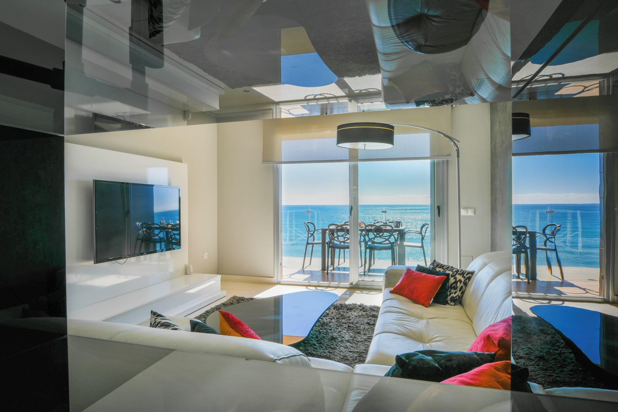 Deluxe appartement, 2 slaapkamers, terras, uitzicht op zee | Woonkamer | Een 32-inch flatscreentelevisie met digitale zenders