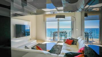 Deluxe appartement, 2 slaapkamers, terras, uitzicht op zee | Woonkamer | Een 32-inch flatscreentelevisie met digitale zenders