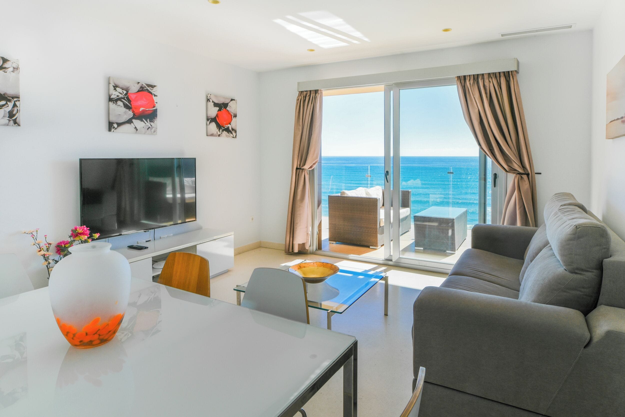 Superior appartement, 2 slaapkamers, uitzicht op zee | Woonruimte | Een 32-inch flatscreentelevisie met digitale zenders