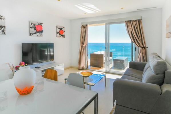 Superior-Apartment, 2 Schlafzimmer, Meerblick | Wohnbereich | 32-Zoll-Flachbildfernseher mit Digitalempfang