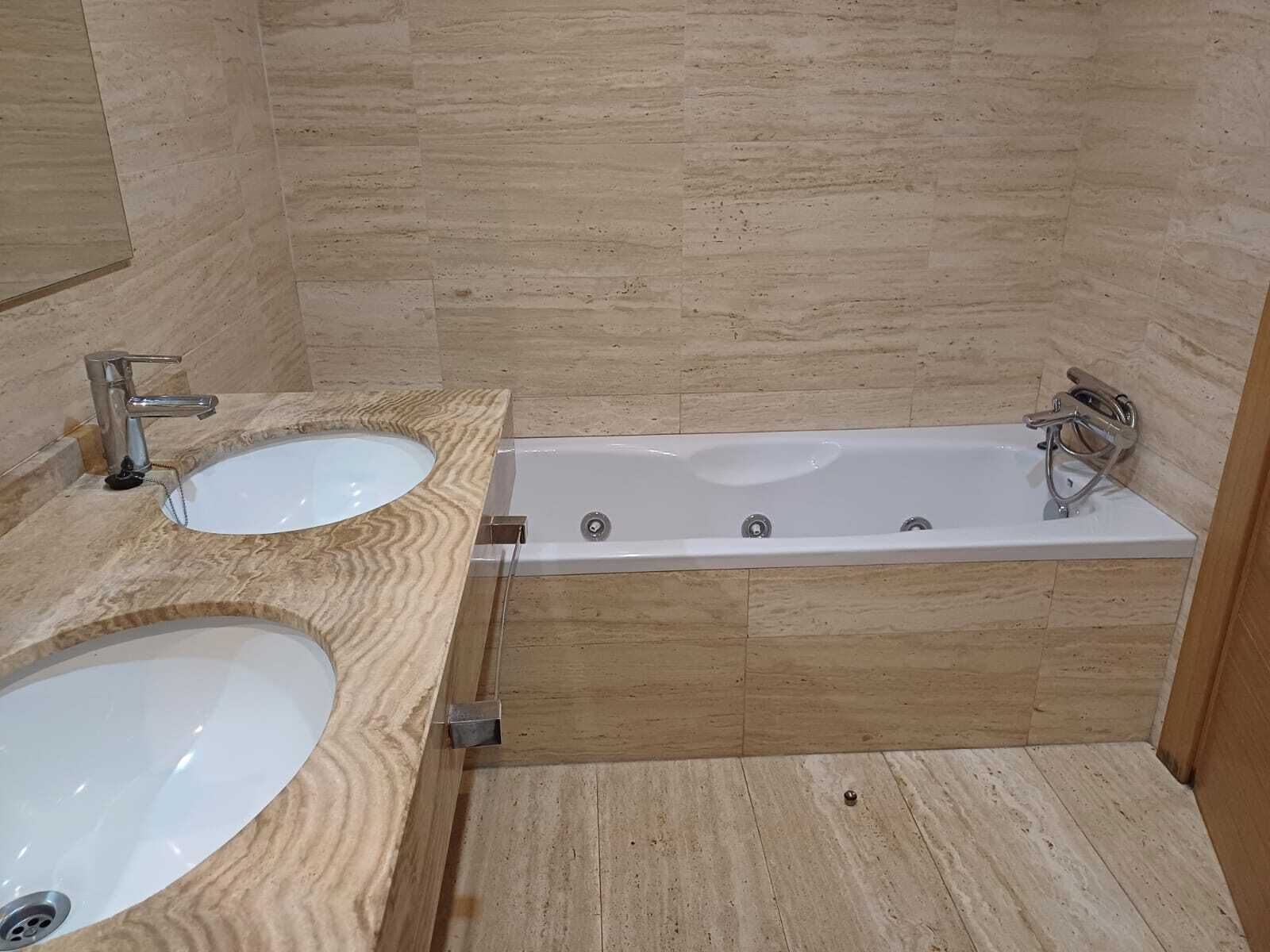 Ein Badezimmer mit zwei Waschbecken und einer Badewanne.