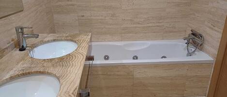 Ein Badezimmer mit zwei Waschbecken und einer Badewanne.
