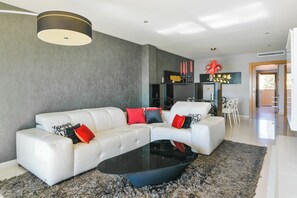 Căn hộ Deluxe, 2 phòng ngủ, hiên, quang cảnh biển | Phòng khách | TV màn hình phẳng 32-inch có truyền hình kỹ thuật số