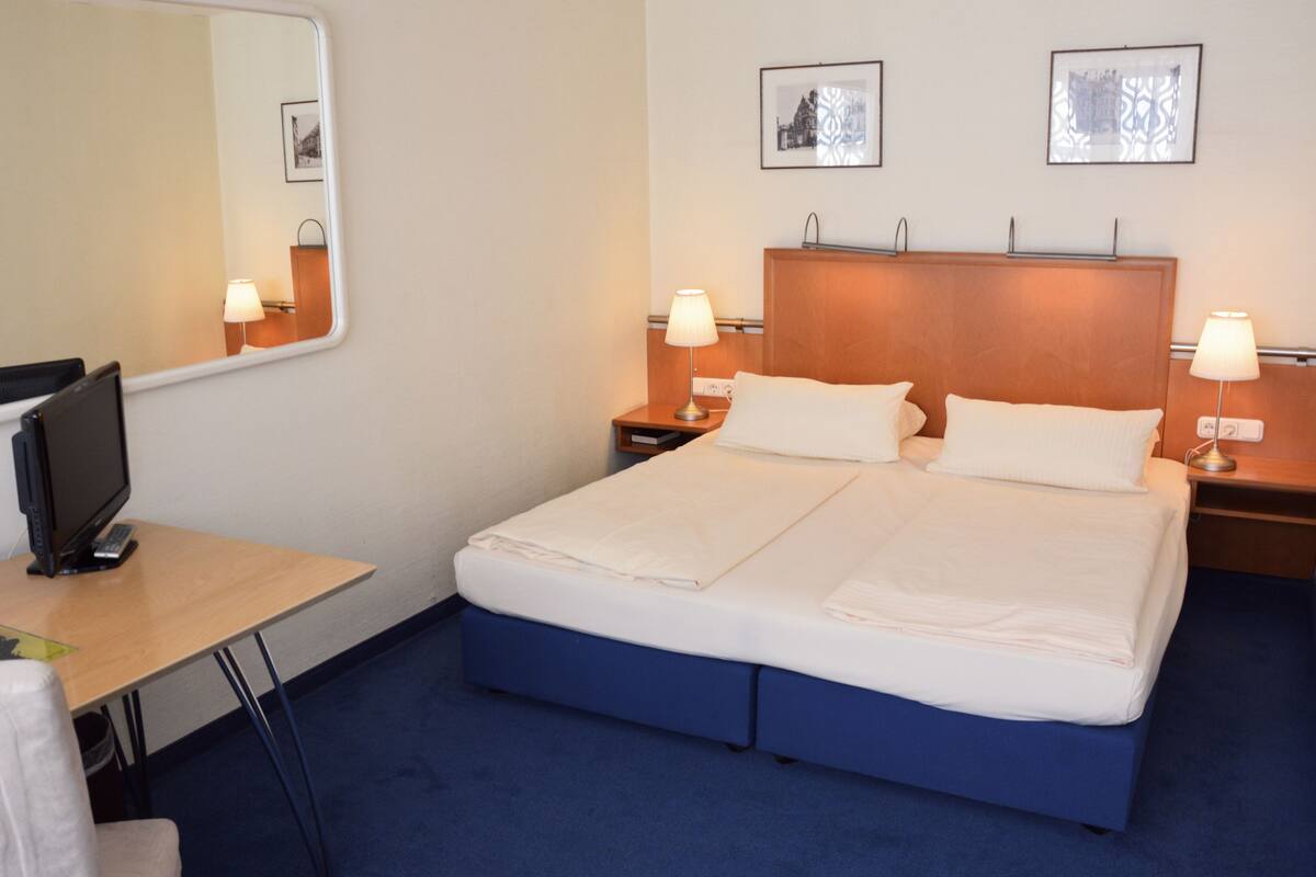 Doppelzimmer | Allergikerbettwaren, Minibar, Schreibtisch, Verdunkelungsvorhänge