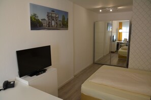 Single Room | Living area | Flat-screen TV, DVD player