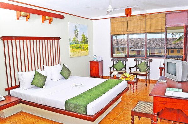 Standard Room | Minibar, in-room safe, desk, iron/ironing board