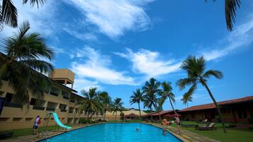 Outdoor pool, pool umbrellas, sun loungers