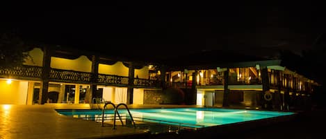 Una piscina al aire libre