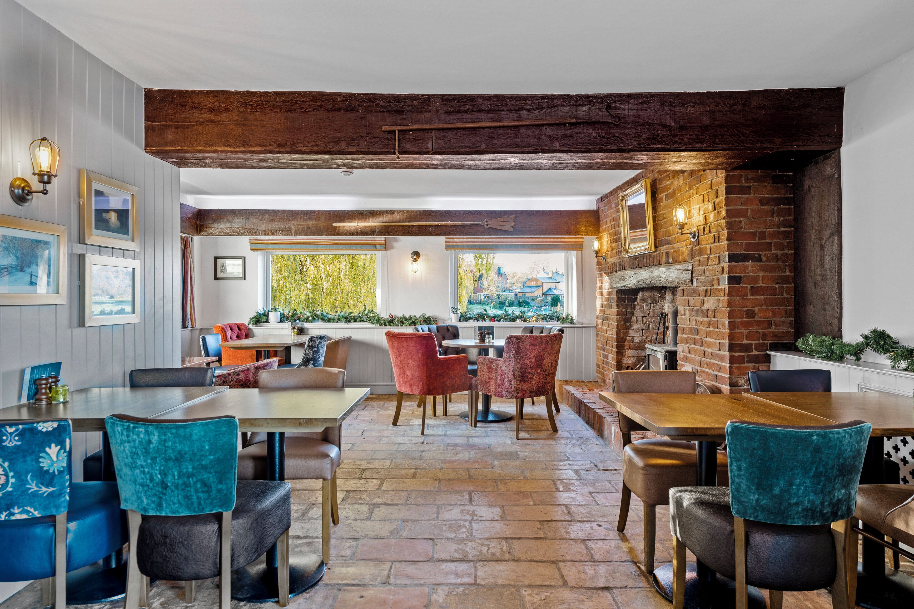 Garden views, serves lunch and dinner