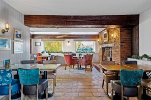 Garden views, serves lunch and dinner - The Mill Hotel (Sudbury)