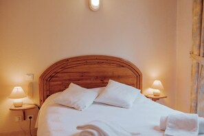 Premium bedding, memory-foam beds, in-room safe, soundproofing - Hôtel de France (Chalabre)