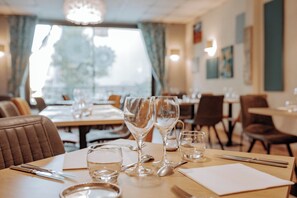 Petit déjeuner et déjeuner servis sur place, restauration en plein air 