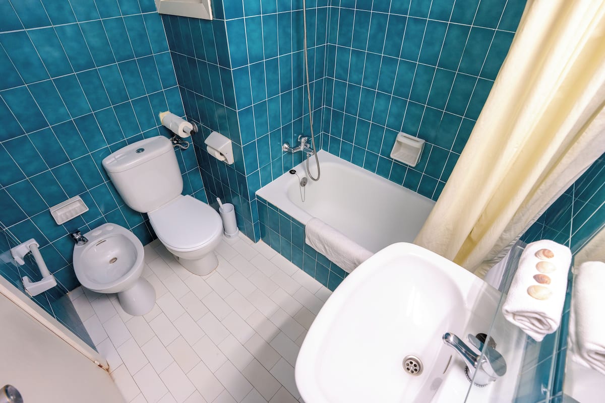 Combined shower/tub, bidet, towels