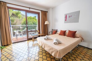 开间 | 高档床上用品、客房内保险箱、办公桌、遮光窗帘