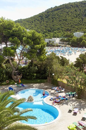 Outdoor pool, pool umbrellas, sun loungers - Apartamentos Cala LLonga Playa Ibiza (Santa Eulalia del Rio)