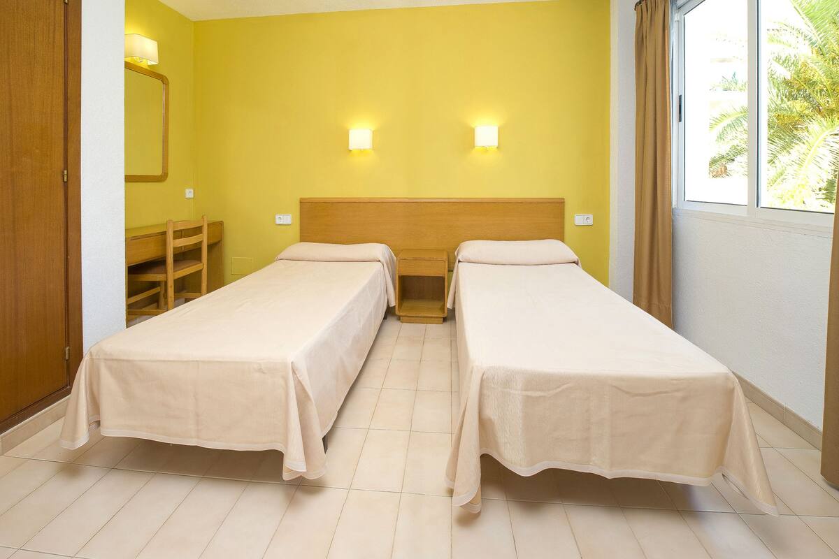 2 bedrooms, premium bedding, in-room safe, desk