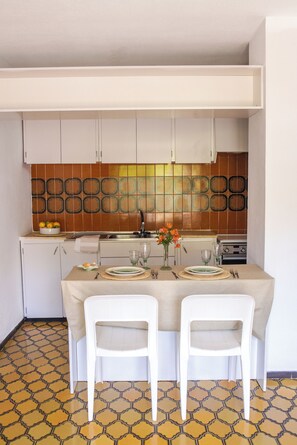 Full-sized fridge, microwave, stovetop, coffee/tea maker - Apartamentos Cala LLonga Playa Ibiza (Santa Eulalia del Rio)