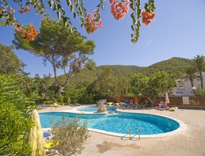 室外游泳池，池畔遮阳伞，日光浴躺椅