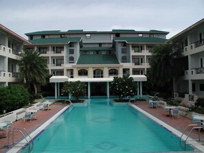 Outdoor pool, sun loungers - Velan Hotel Greenfields (Tirupur)