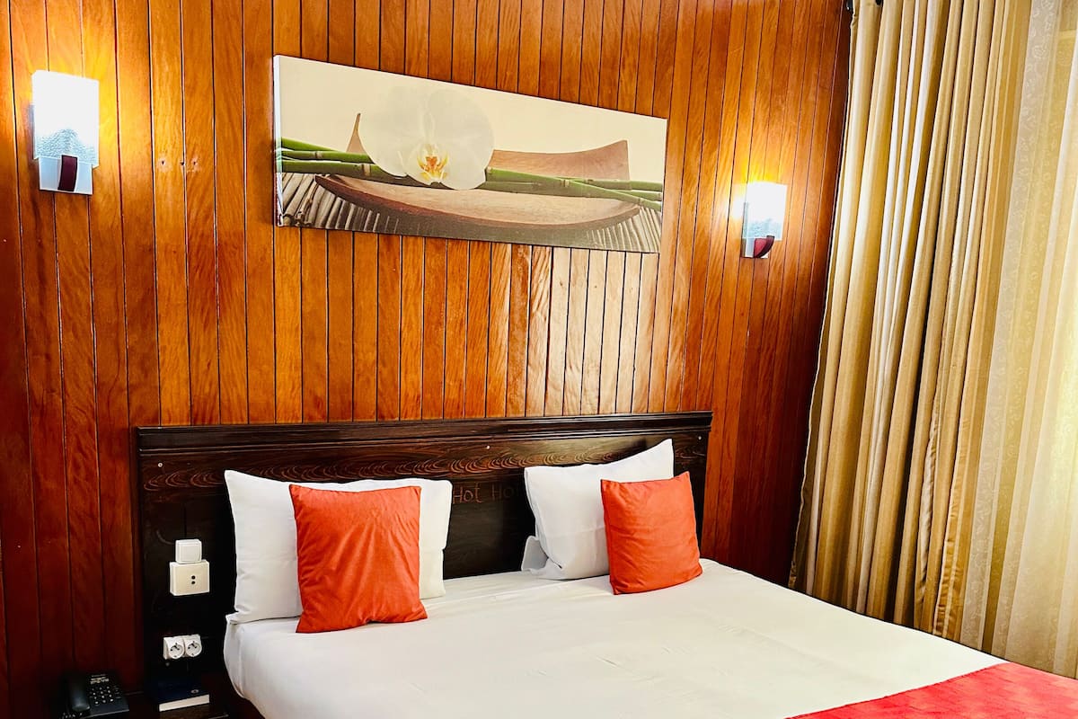 Escritorio, espacio para trabajar con laptop y wifi gratis