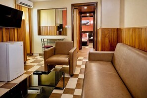 Desk, laptop workspace, free WiFi, bed sheets - YaahoT Hotel (Yaoundé)