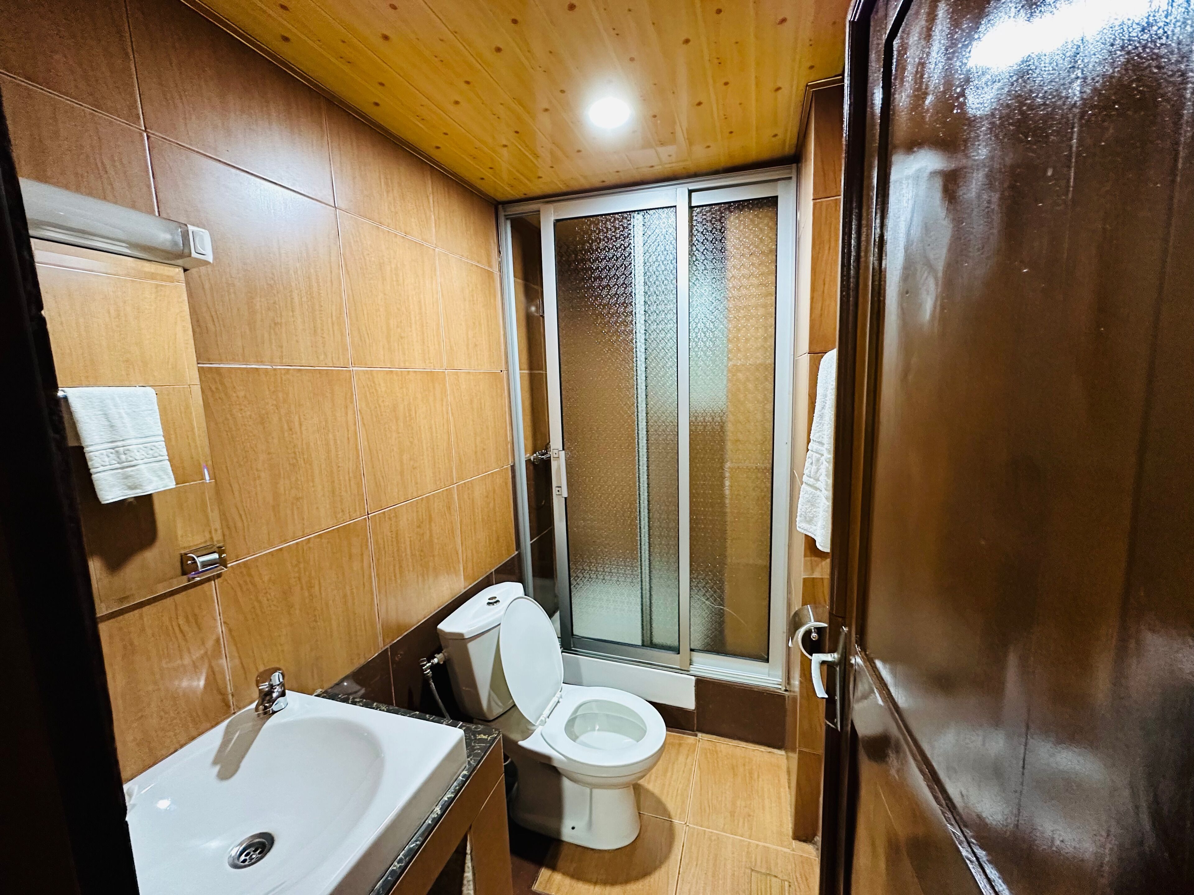 Ein kleines Badezimmer mit Toilette, Waschbecken und Duschbereich.