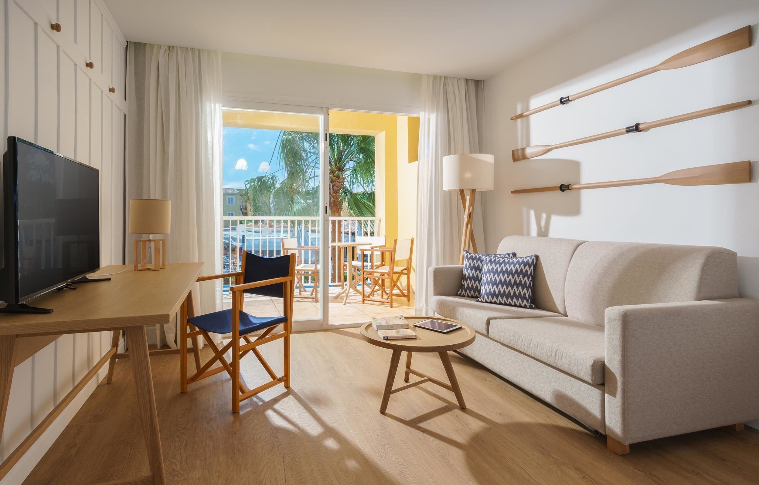 junior suite | living area | tv