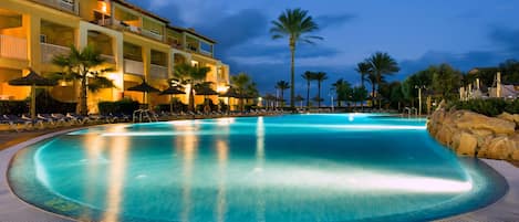 Sesongbasert utendørsbasseng, bassengparasoller og solsenger