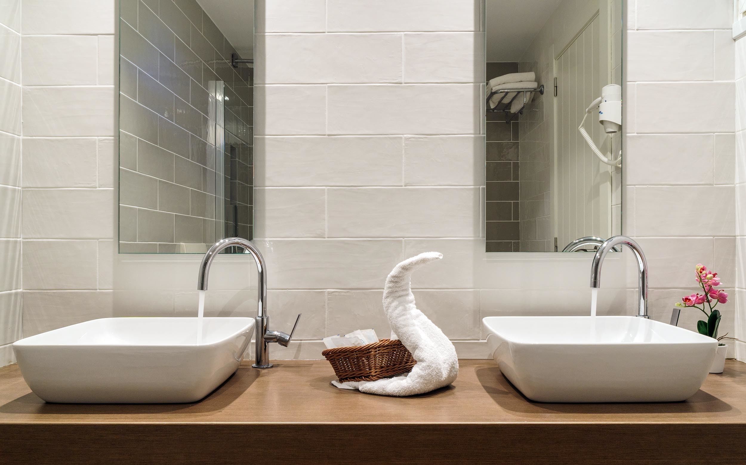 family suite, 1 bedroom | bathroom sink