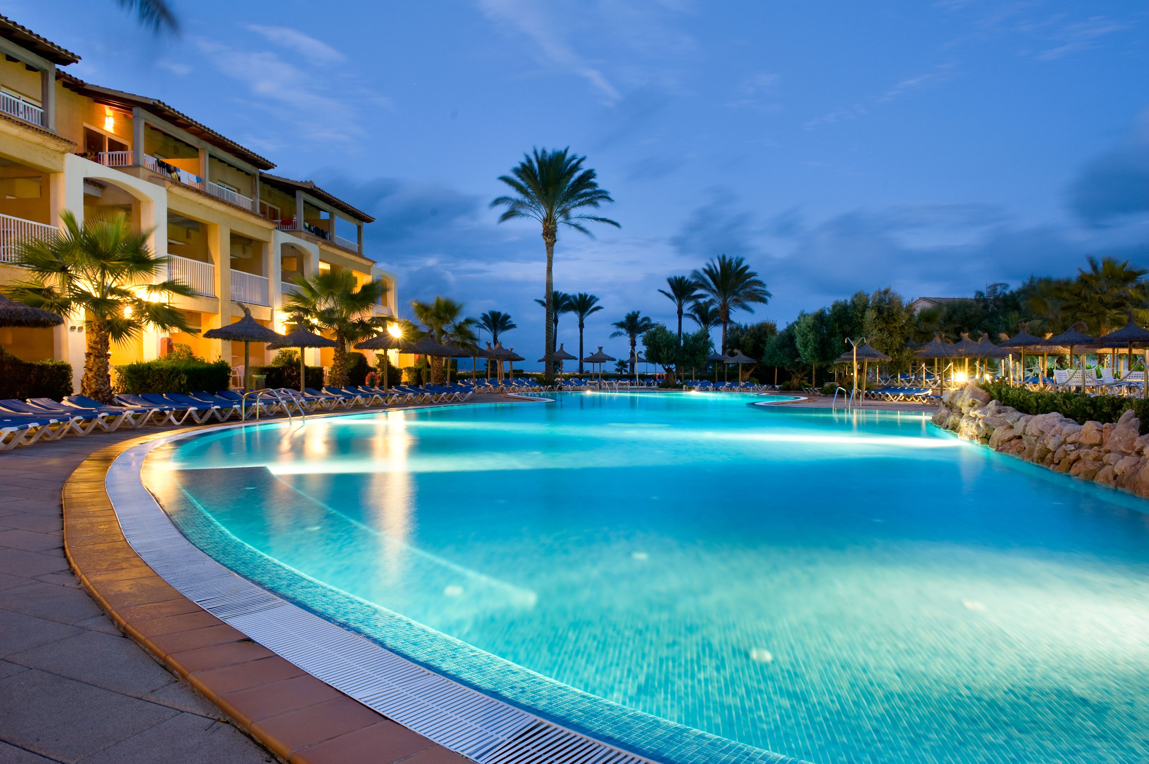 Seasonal outdoor pool, pool umbrellas, sun loungers