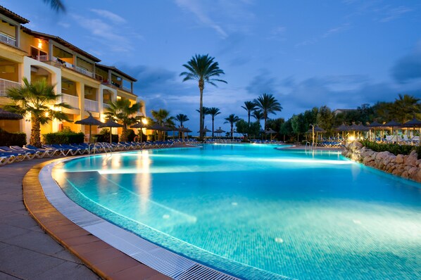 Seasonal outdoor pool, pool umbrellas, pool loungers - Aparthotel Club del Sol Resort & SPA (Pollenca)